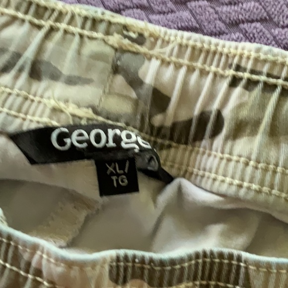 Ladies camouflage jeans with side and back pockets and elastic around ankle - Picture 4 of 4